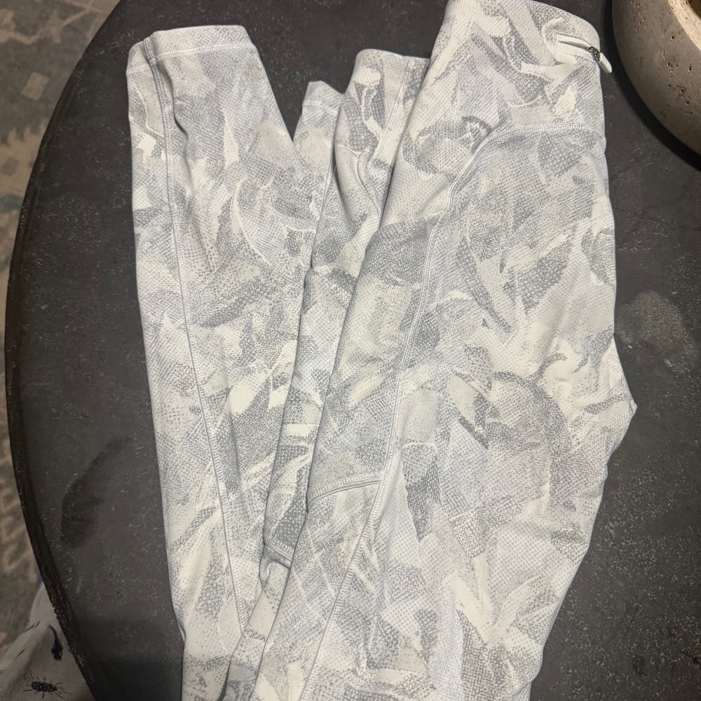 Lulu lemon leggins silver, white, pockets size 2